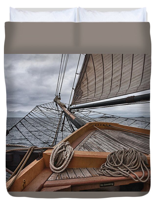 Salem Duvet Cover featuring the photograph Heading out by Jeff Folger