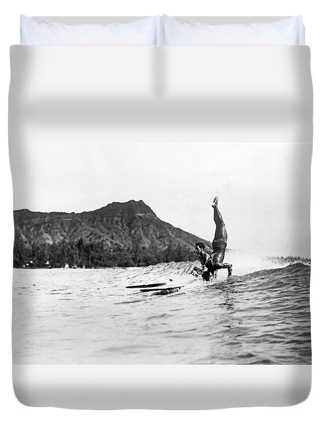 1925 Duvet Cover featuring the photograph Hot Dog Surfers At Waikiki by Underwood Archives