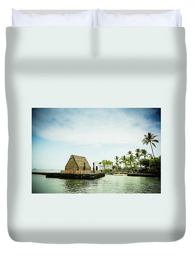 Water's Edge Duvet Cover featuring the photograph Kaahumanu National Historic Landmark by P wei