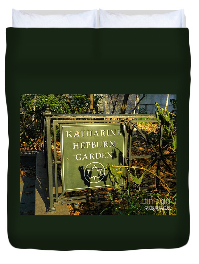 Katharine Hepburn Duvet Cover featuring the photograph Katharine Hepburn Garden - NYC by Emmy Vickers