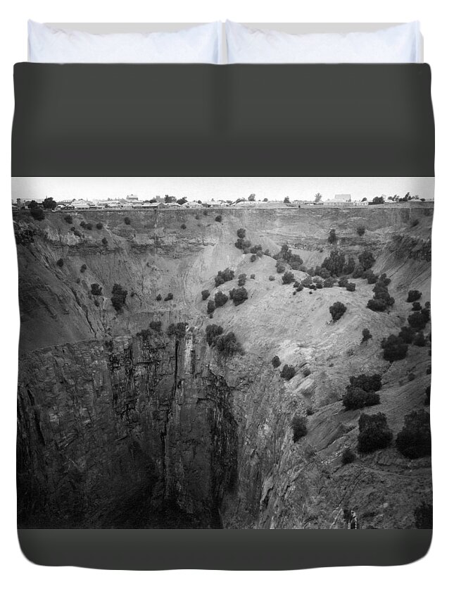 1920 Duvet Cover featuring the photograph Kimberley Crater of Fortune by Underwood Archives