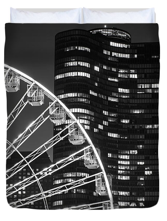 Chicago Duvet Cover featuring the photograph Lake Point Tower by Sebastian Musial