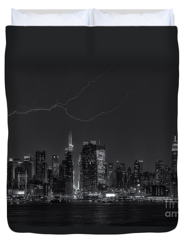 Clarence Holmes Duvet Cover featuring the photograph Lightning Over New York City X by Clarence Holmes