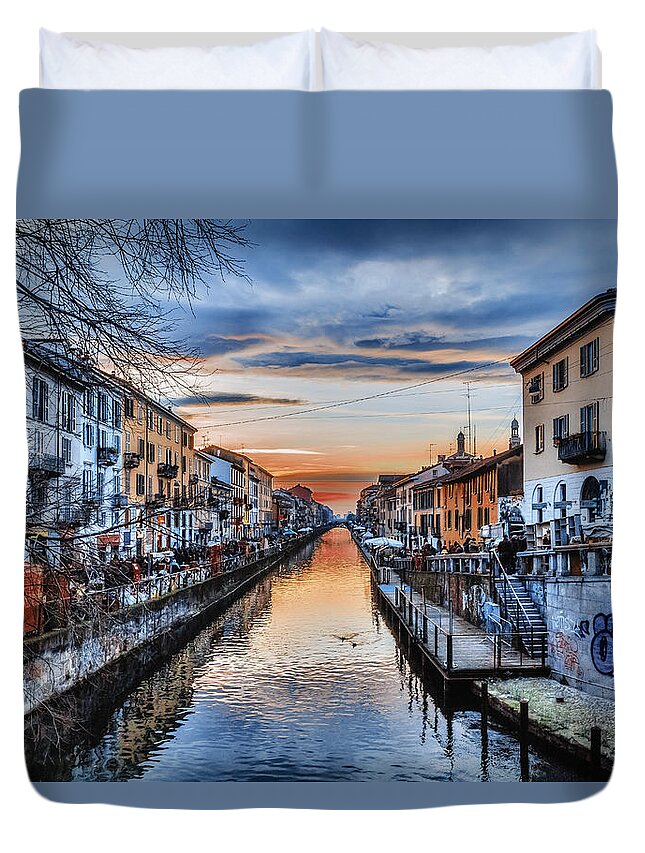 Color Efex Pro Duvet Cover featuring the photograph Market at sunset by Roberto Pagani