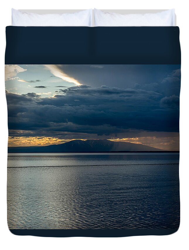 Alaska Duvet Cover featuring the photograph Midnight Storms Over Mount Susitna by Andrew Matwijec