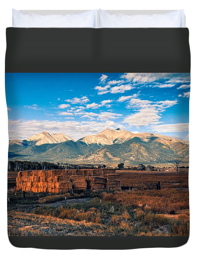 2012 Duvet Cover featuring the photograph Morning Glow by Ronald Lutz