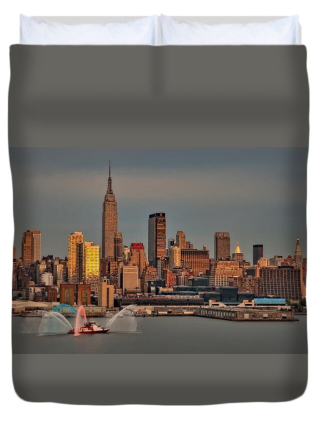 Nyc Duvet Cover featuring the photograph New York City Sundown on the 4th by Susan Candelario