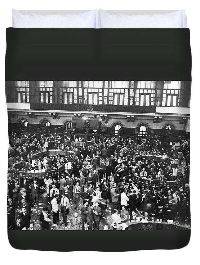 1941 Duvet Cover featuring the photograph New York Stock Exchange Floor by Underwood Archives