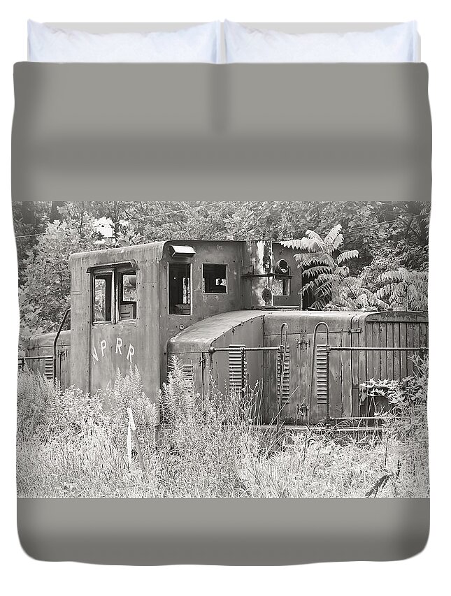 Yancey Railroad Duvet Cover featuring the photograph NPRR's old engine number 40 by Tammy Schneider