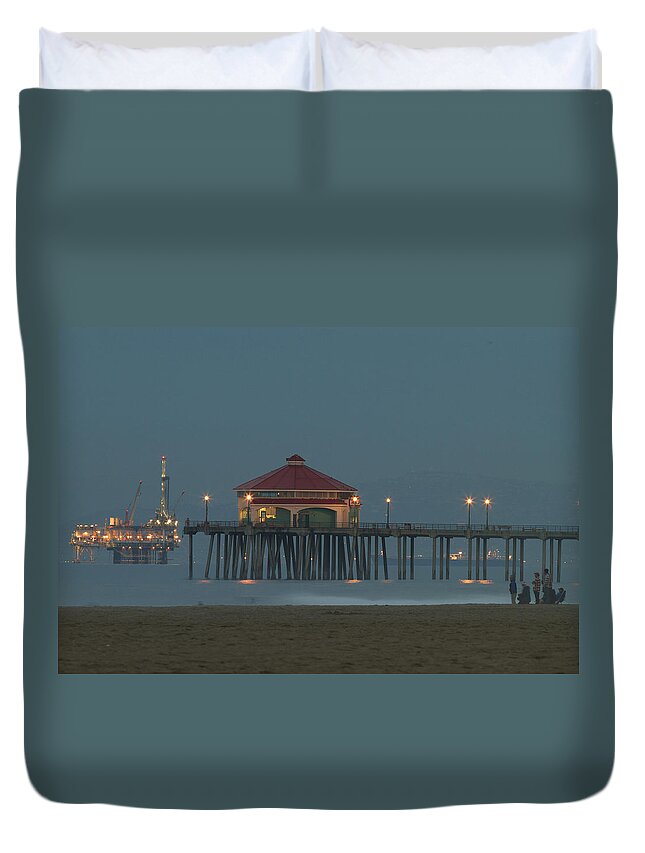 Beach Duvet Cover featuring the photograph Oil Rig and Pier by Duncan Selby