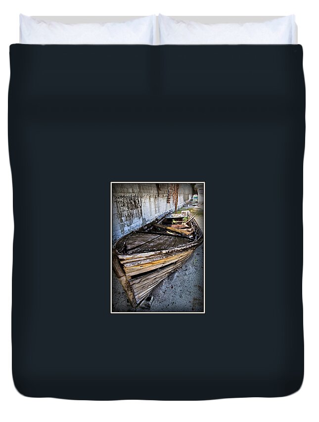 Boat Duvet Cover featuring the photograph Old Boat by Farol Tomson