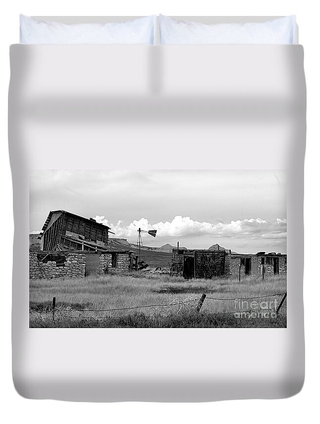 Landscape Duvet Cover featuring the photograph Old Fort by Steven Reed