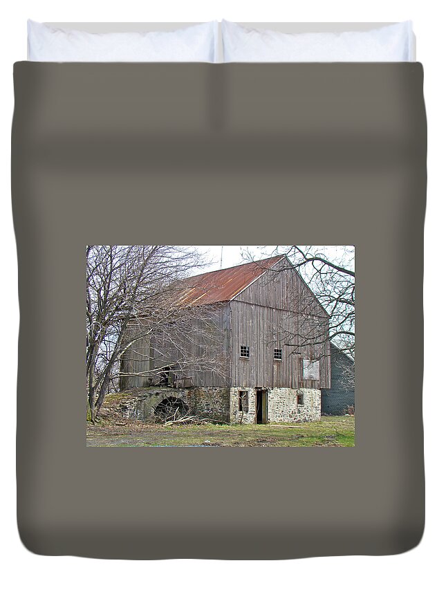 Barn Duvet Cover featuring the photograph Old Pennsylvania Bank Barn by Carol Senske