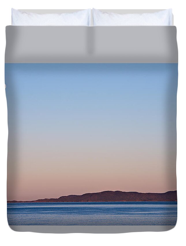 Pic Island Duvet Cover featuring the photograph Pic Moon by Doug Gibbons
