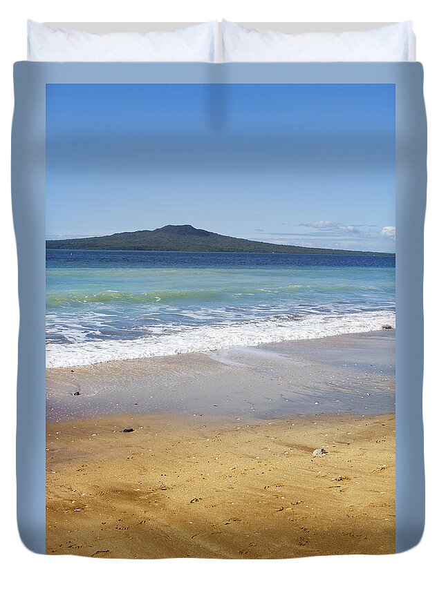 New Zealand Duvet Cover featuring the photograph Rangitoto by Les Cunliffe