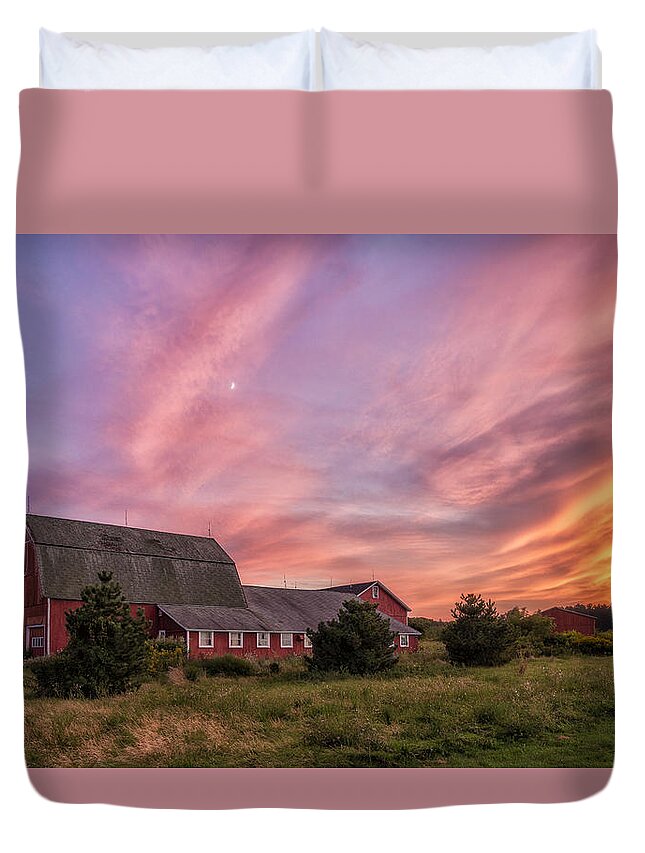 Red Barn Sunset Duvet Cover featuring the photograph Red Barn Sunset by Mark Papke