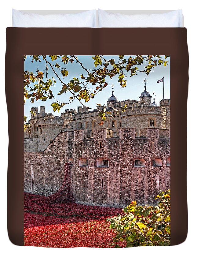 London Duvet Cover featuring the photograph Remembering The Fallen by Gill Billington