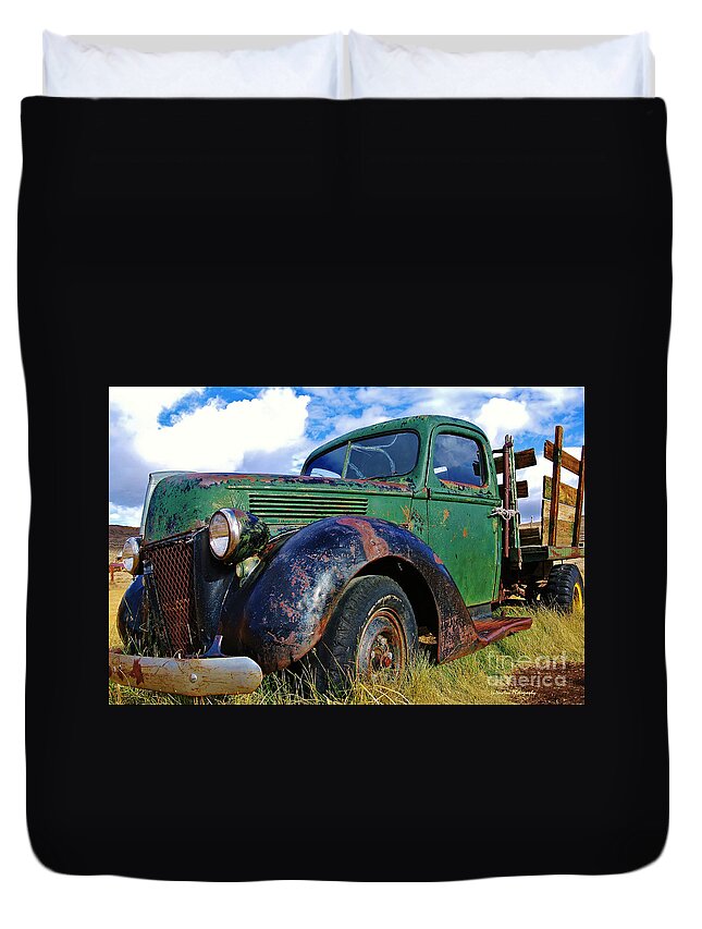 Truck Duvet Cover featuring the photograph Retired by Li Newton
