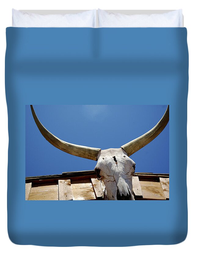 Horn Duvet Cover featuring the photograph Roofline Skull 21905 by Jerry Sodorff
