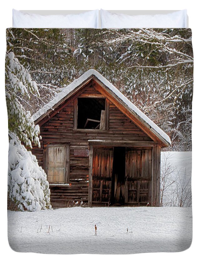  Scenic Vermont Photographs Duvet Cover featuring the photograph Rustic Shack In Snow by Jeff Folger
