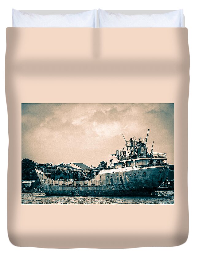 Boats Duvet Cover featuring the photograph Rusty Ship by Daniel Murphy