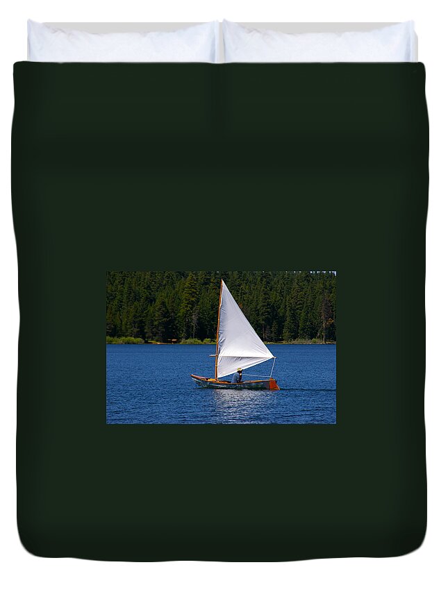 Landscapes Duvet Cover featuring the photograph Sailing on Hyatt Lake by Richard Headley