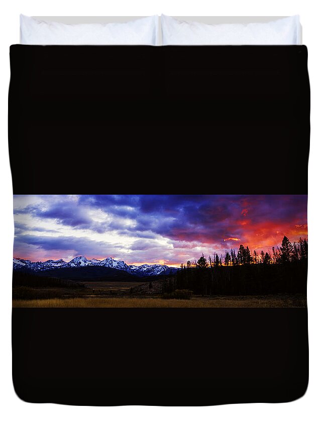 Sawtooth Mountain Range Duvet Cover featuring the photograph Sawtooth sunset panorama by Vishwanath Bhat