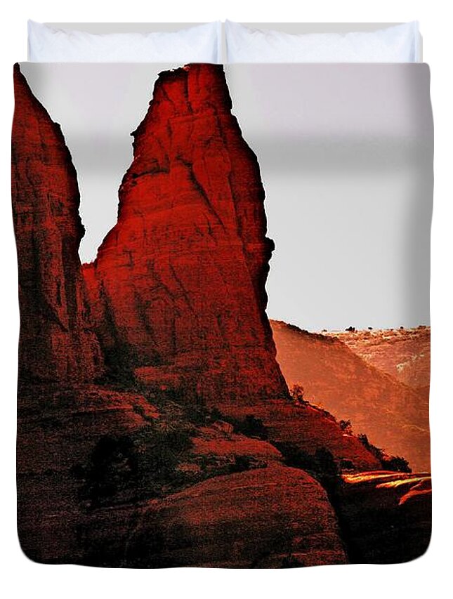 Landscapes Duvet Cover featuring the photograph Sedona Sun by Robert McCubbin