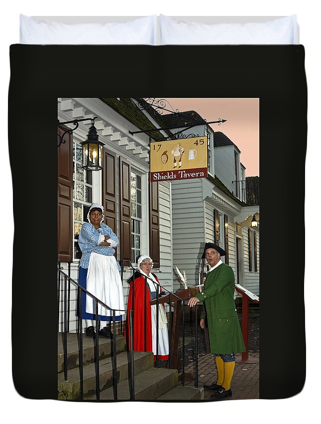 Shields Tavern Duvet Cover featuring the photograph Shields Tavern Interpreters by Sally Weigand