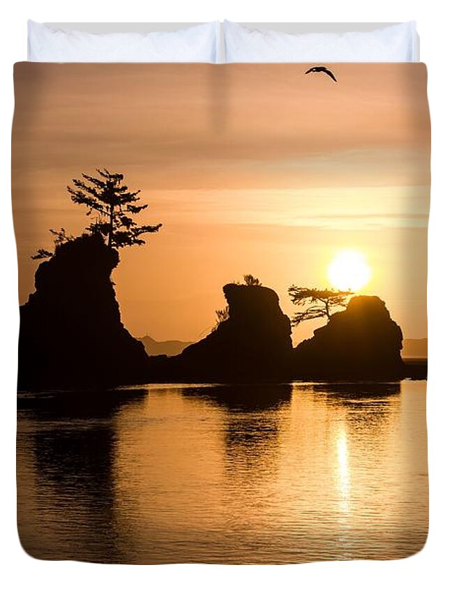 Siletz Bay Duvet Cover featuring the photograph Siletz Sunset 0012 by Kristina Rinell