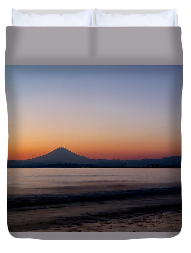 Water's Edge Duvet Cover featuring the photograph Silhouette Of Mt. Fuji by Jun Okada