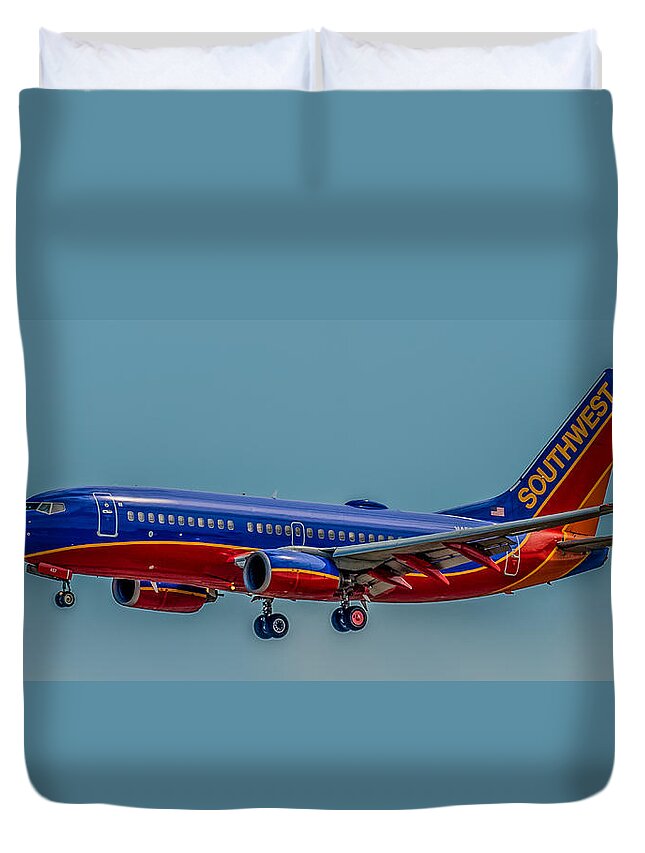 Plane Duvet Cover featuring the photograph Southwest 737 landing by Paul Freidlund