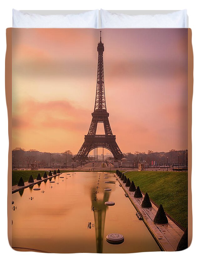 Tranquility Duvet Cover featuring the photograph Sunrise In Paris by Tobias Theiler