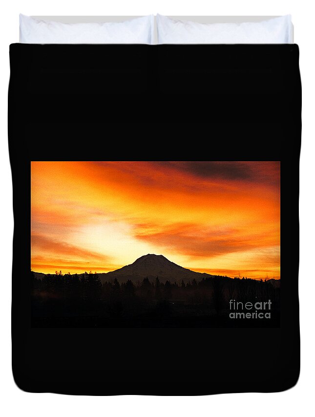 Digital Art Duvet Cover featuring the photograph Sunrise Over Mt. Rainier 1M by Earl Johnson