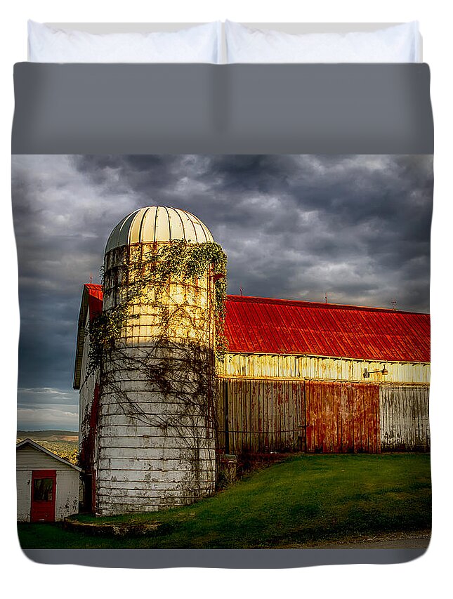 Sunset Duvet Cover featuring the photograph Sunset on a Pennsylvania Barn by John Haldane