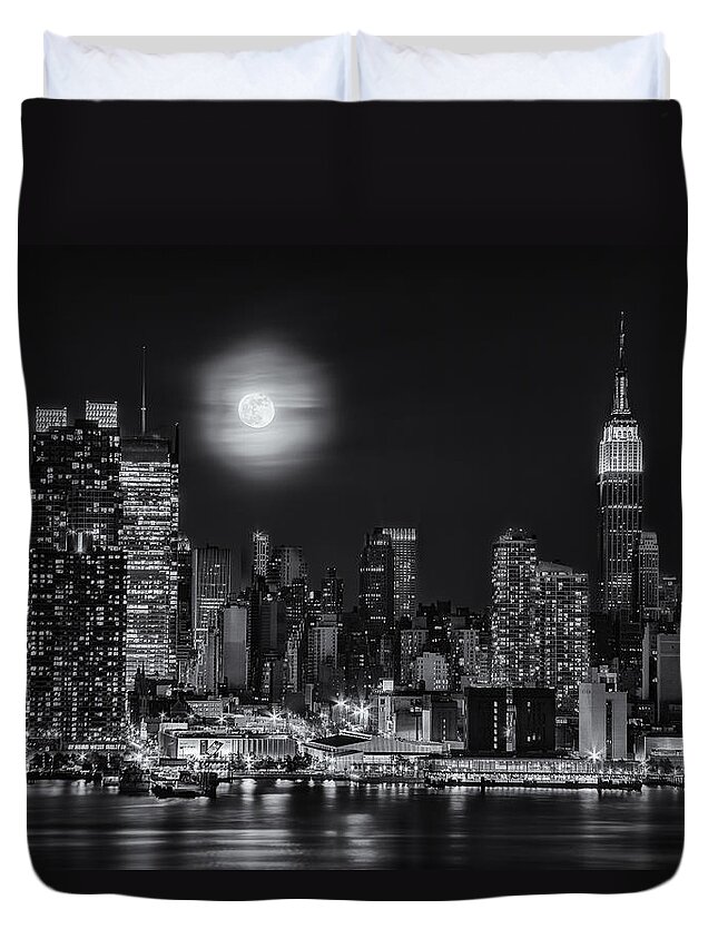Empire State Building Duvet Cover featuring the photograph Super Moon Over NYC BW by Susan Candelario