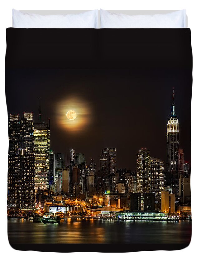 Empire State Building Duvet Cover featuring the photograph Super Moon Over NYC by Susan Candelario