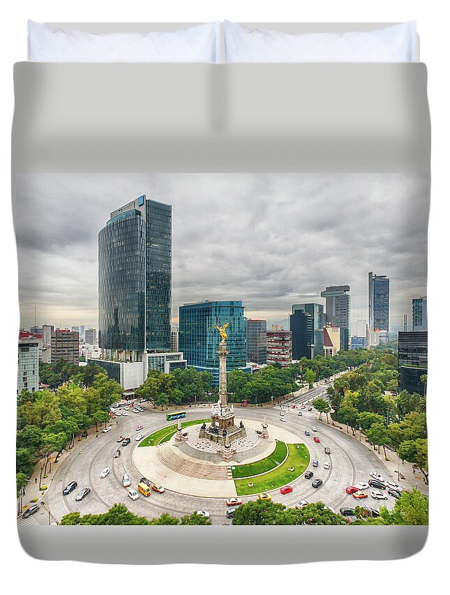 Mexico City Duvet Cover featuring the photograph The Angel Of Independence, Mexico City by Sergio Mendoza Hochmann