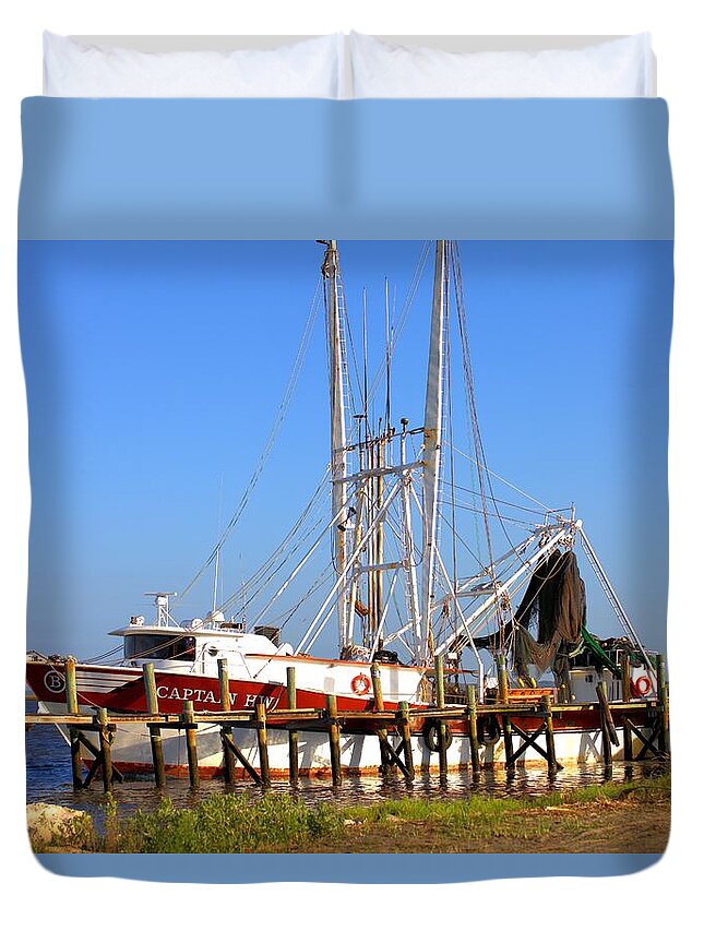 5660 Duvet Cover featuring the photograph The Captain HW by Gordon Elwell