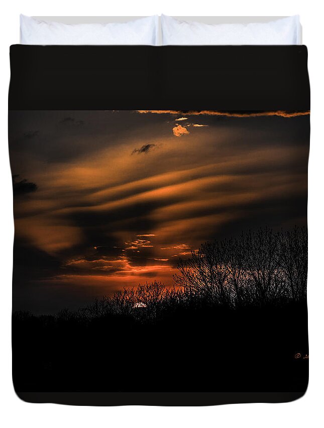Sun Set Duvet Cover featuring the photograph The Edge Of Night by Ed Peterson