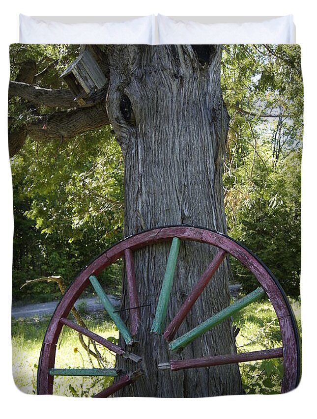 Canvas Print Duvet Cover featuring the photograph The wagon wheel abandoned by Line Gagne