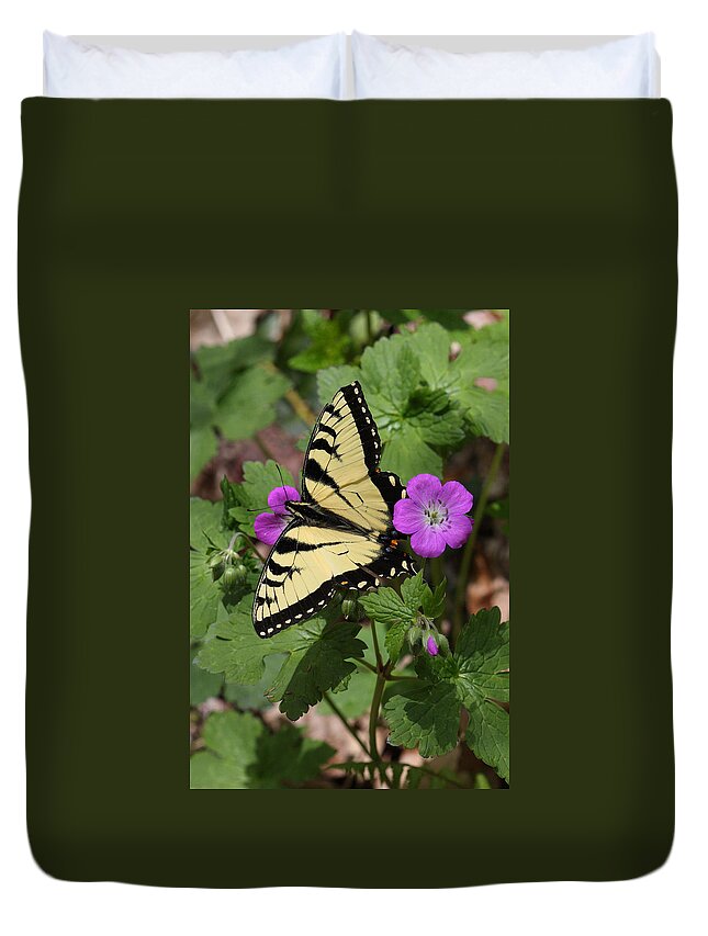 Tiger Swallowtail Butterfly On Geranium Duvet Cover featuring the photograph Tiger Swallowtail Butterfly On Geranium by Daniel Reed