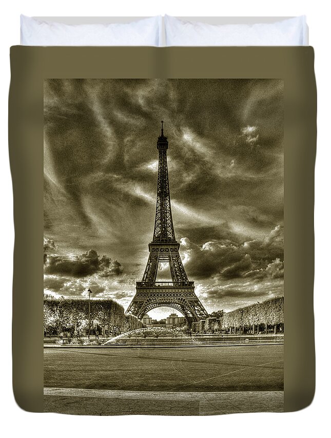 Paris Eiffel Duvet Cover featuring the photograph Tour Eiffel by Michael Kirk