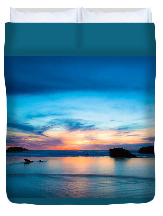 Figures Duvet Cover featuring the photograph Traveling The Infinite by Edgar Laureano