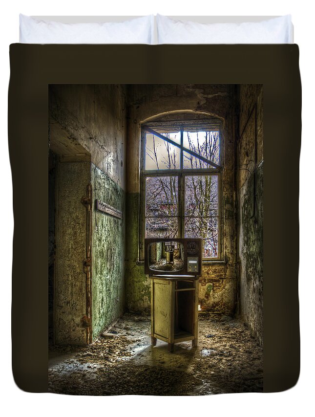 Beelitz Duvet Cover featuring the digital art Tv Tv Tv by Nathan Wright