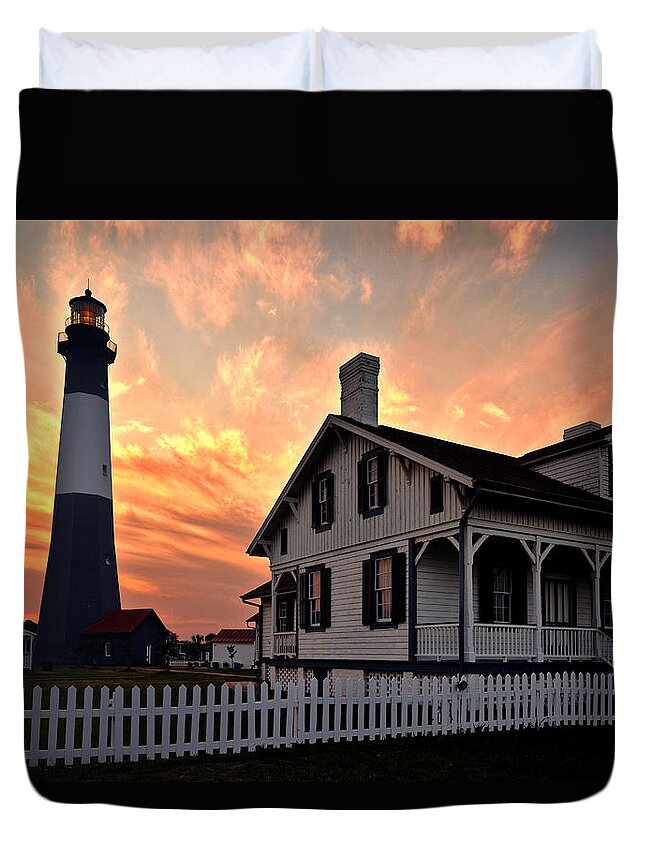 Tybee Island Lighthouse Duvet Cover featuring the photograph Tybee Light Sunset by Diana Powell