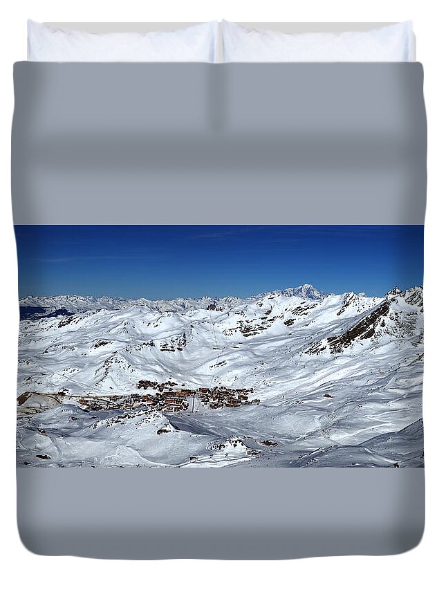 Skiing Duvet Cover featuring the photograph Val Thorens. France by Himagine
