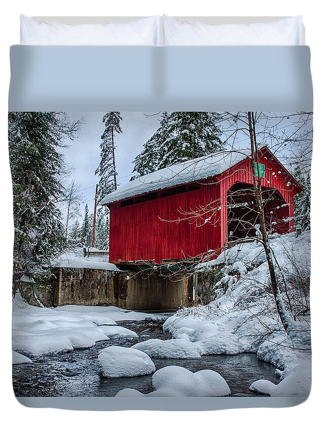 Mosely Covered Bridge Duvet Cover featuring the photograph Vermonts Moseley covered bridge by Jeff Folger