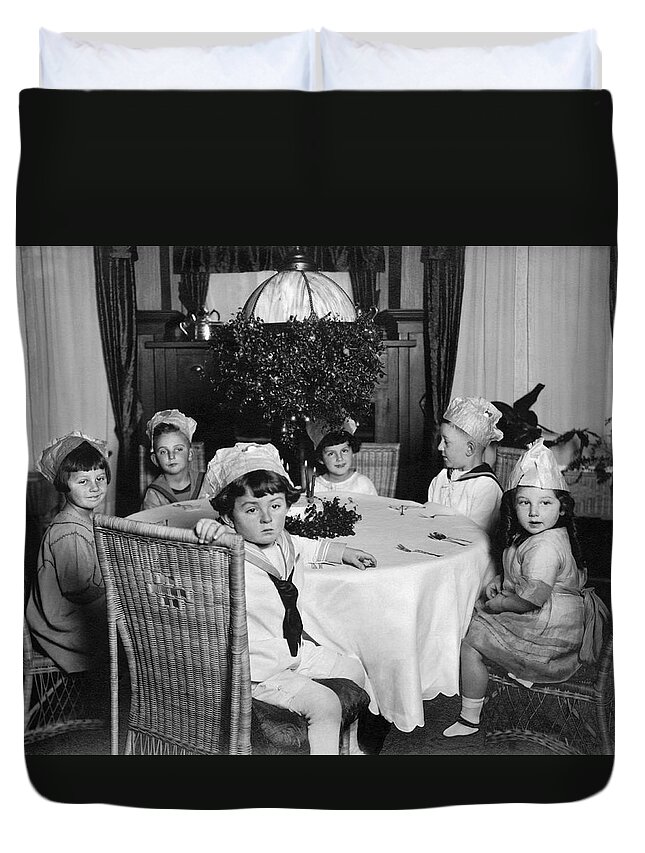 1910 Duvet Cover featuring the photograph Waiting For The Cake by Underwood Archives