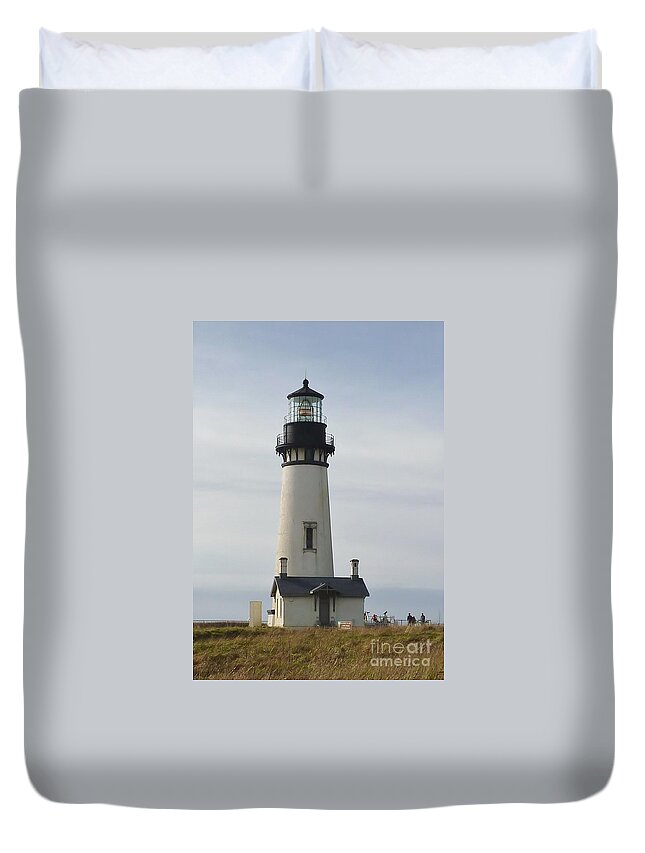 Waves Duvet Cover featuring the photograph Yaquina Bay Lighthouse by Susan Garren
